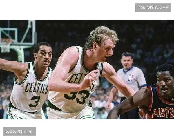 伯德无球跑动牵制防守，拉开空间主导进攻